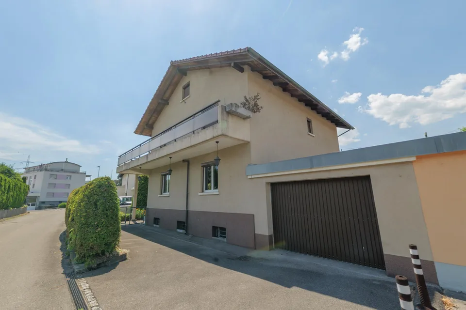 Affascinante casa unifamiliare a 5 locali a Studen – disponibile immediatamente