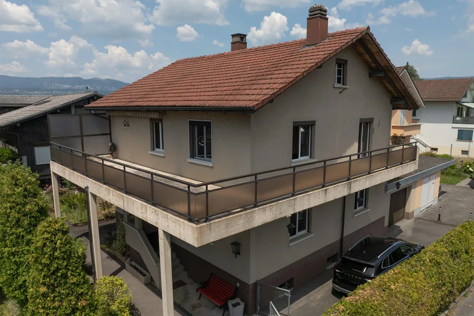 Affascinante casa unifamiliare a 5 locali a Studen – disponibile immediatamente