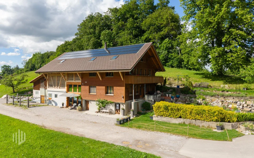 ImmoWyss -  Exklusiv stilvoll renoviertes Bauernhaus mit Pferdehaltung