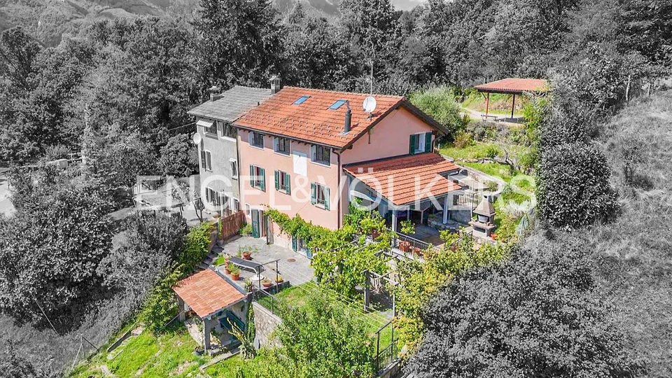 Oasi di pace su tre livelli immersa nel verde