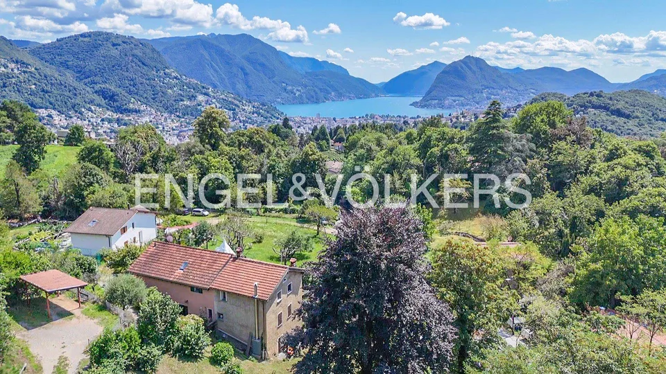 Oasi di pace su tre livelli immersa nel verde
