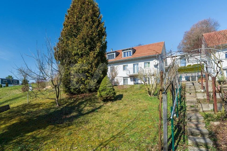 Einseitig angebautes Einfamilienhaus mit Wintergarten