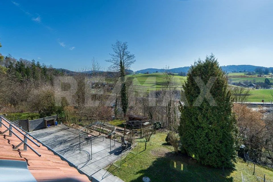 Einseitig angebautes Einfamilienhaus mit Wintergarten