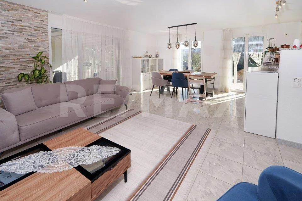 Einseitig angebautes Einfamilienhaus mit Wintergarten