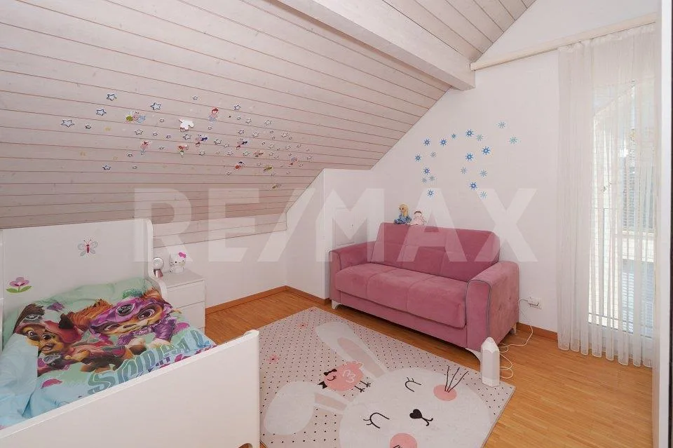Einseitig angebautes Einfamilienhaus mit Wintergarten