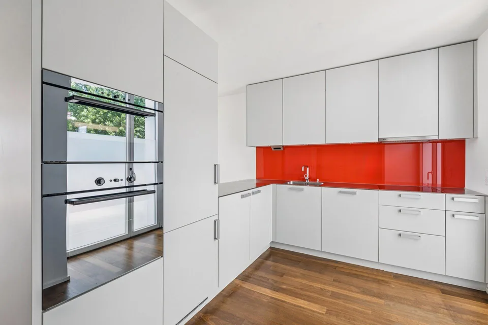Prachtiges 3,5-Zimmer-Attikapartment, direkt am Wasser mit privatem Strand