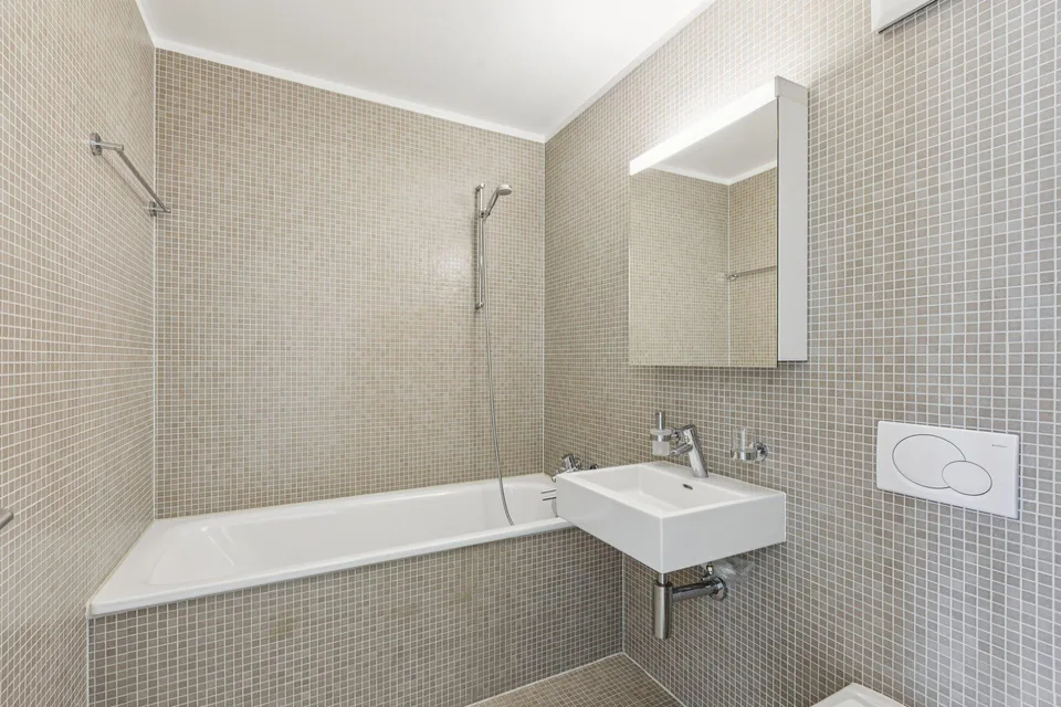 Prachtiges 3,5-Zimmer-Attikapartment, direkt am Wasser mit privatem Strand