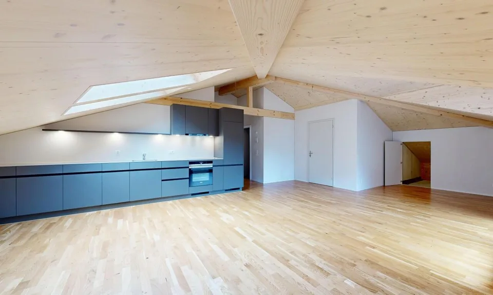 2.5-Zimmer-Attikawohnung mit Weitblick in Spiringen