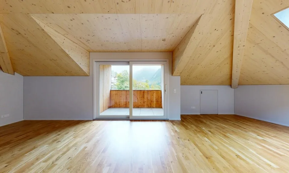 2.5-Zimmer-Attikawohnung mit Weitblick in Spiringen