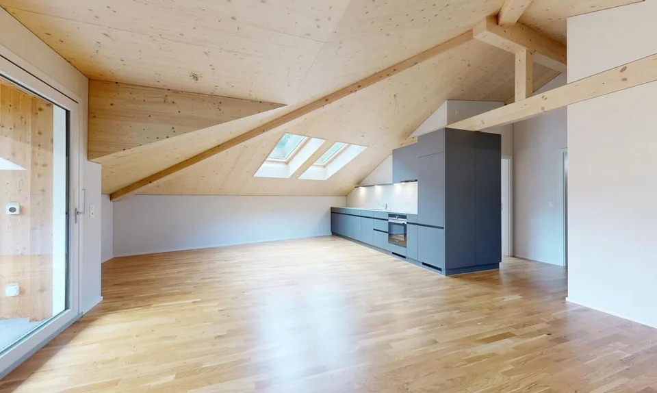2.5-Zimmer-Attikawohnung mit Weitblick in Spiringen