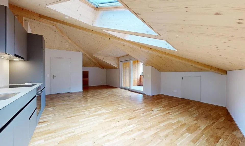 2.5-Zimmer-Attikawohnung mit Weitblick in Spiringen