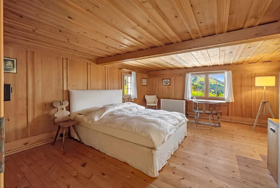 Safien: Casa con Storia, Panorama, e Circa 3100 m² di Terreno