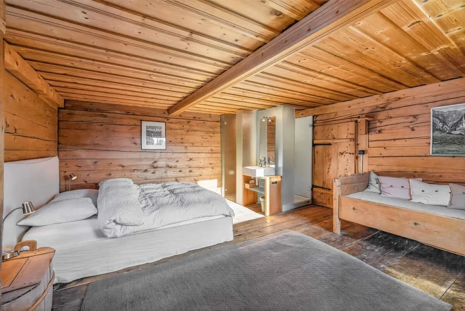 Safien: Casa con Storia, Panorama, e Circa 3100 m² di Terreno
