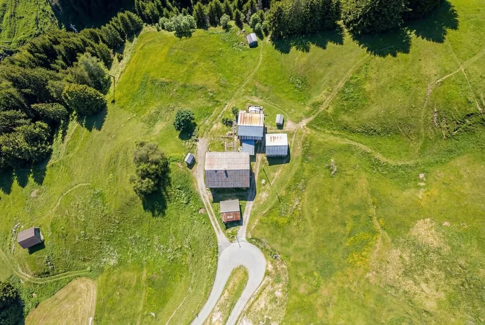 Safien: Casa con Storia, Panorama, e Circa 3100 m² di Terreno