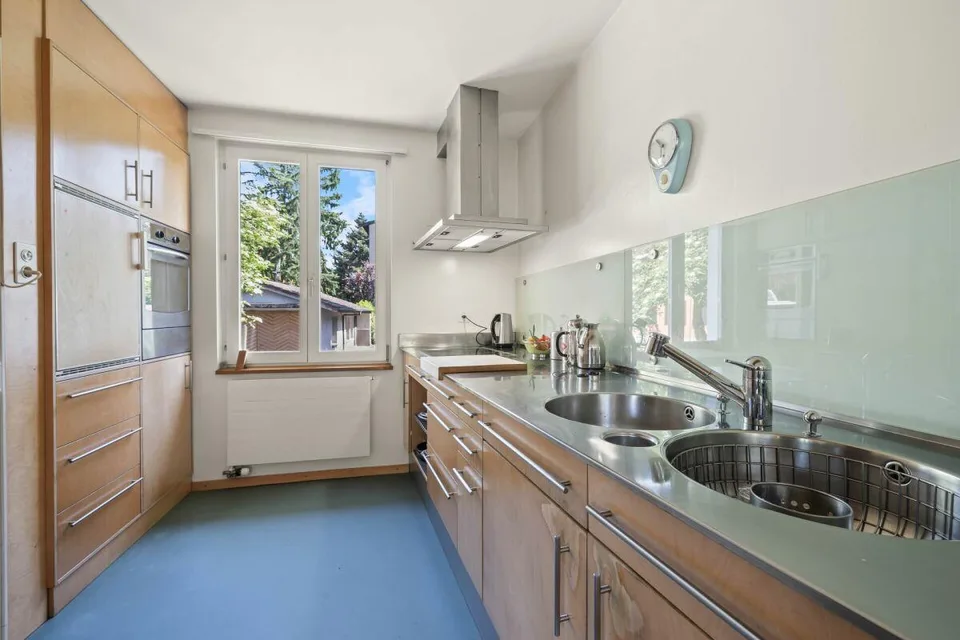 Casa unifamiliare di 5 locali ben curata con giardino e laboratorio in una posizione familiare