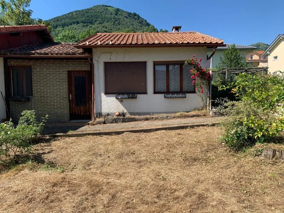 Casa di 4 1/2 locali con giardino e terreno edificabile molto tranq... – Foto 13 von 19