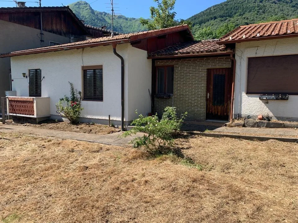 Casa di 4 1/2 locali con giardino e terreno edificabile molto tranq... – Foto 12 von 19