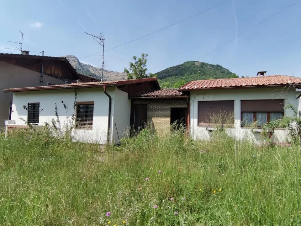 Casa di 4 1/2 locali con giardino e terreno edificabile molto tranq...