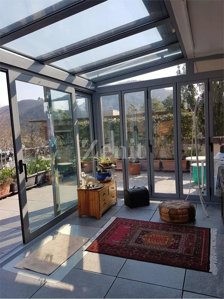 Elegante Attico 3.5 locali con Giardino d'Inverno e terrazza, Agno
