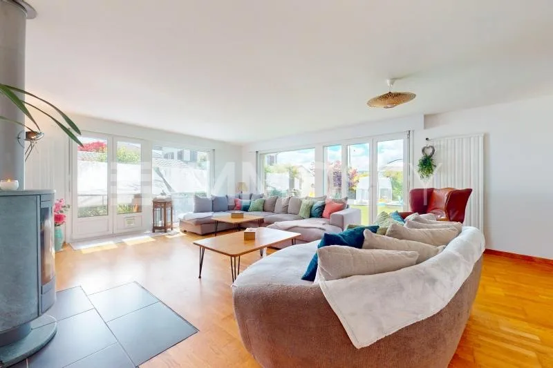 Élégante villa familiale avec piscine couverte à Chavornay