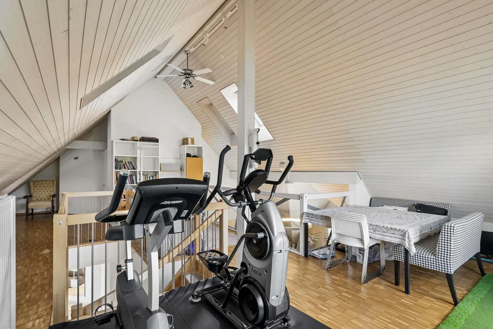 5½ Zimmer-Dachmaisonettewohnung mit beeindruckender Raumhöhe und Panoramasicht in Russikon – Foto 13 von 16