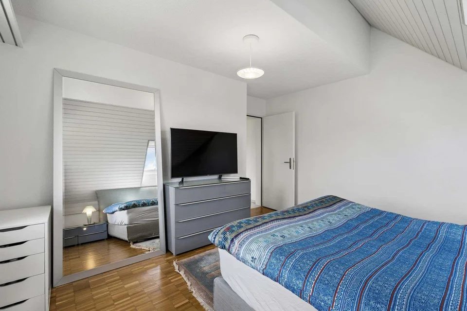5½ Zimmer-Dachmaisonettewohnung mit beeindruckender Raumhöhe und Panoramasicht in Russikon – Foto 10 von 16