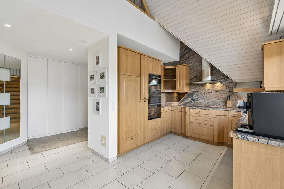 Appartamento mansardato di 5,5 locali con altezza del soffitto impressionante e vista panoramica a Russikon
