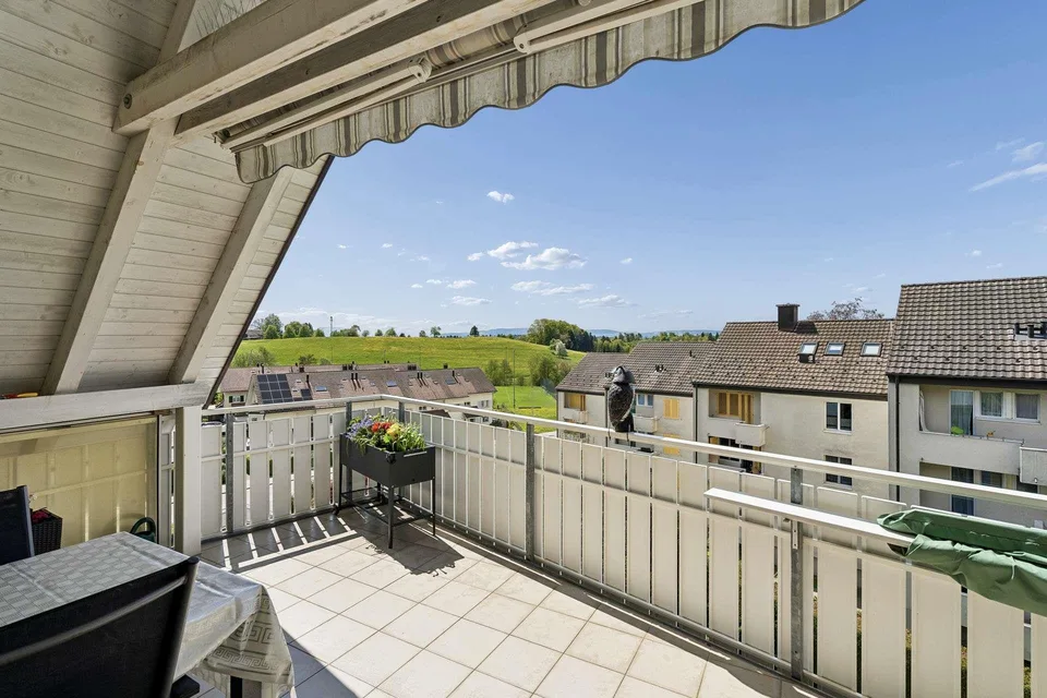 5½ Zimmer-Dachmaisonettewohnung mit beeindruckender Raumhöhe und Panoramasicht in Russikon – Foto 9 von 16