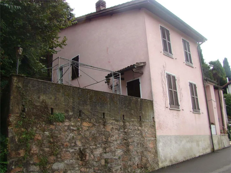 Spacious 5.5-Room House with Lake Views in Figino