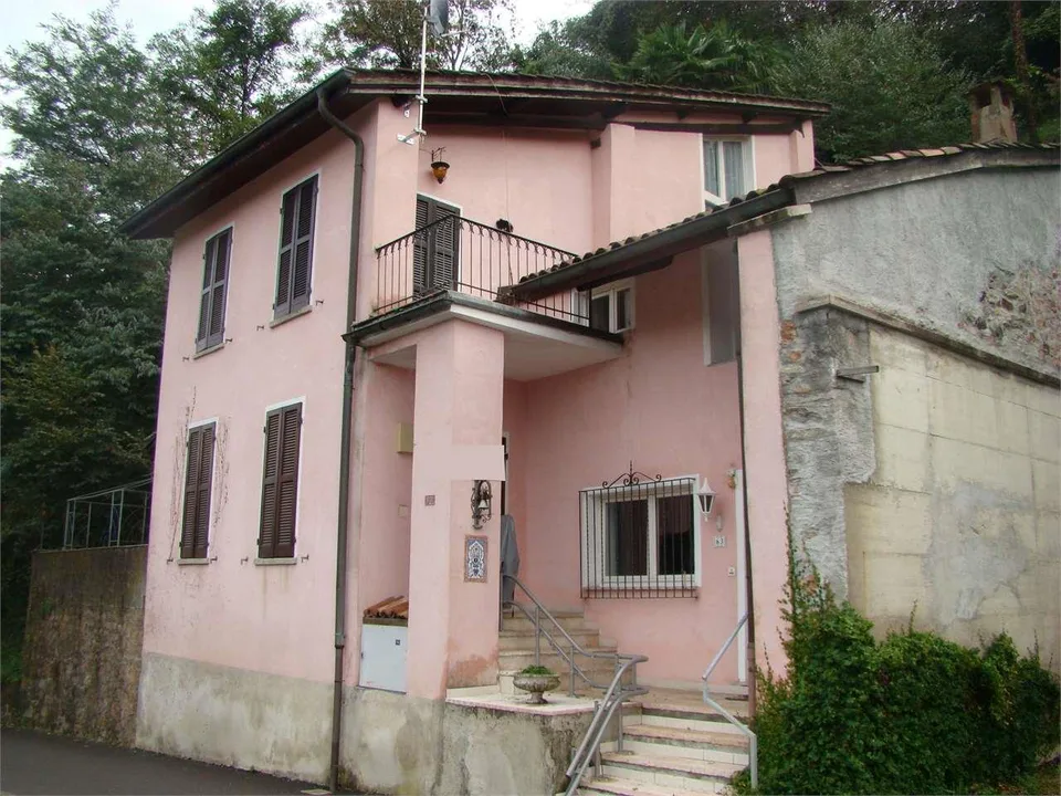 Figino, caratteristica casa con giardino, grottino e vista lago