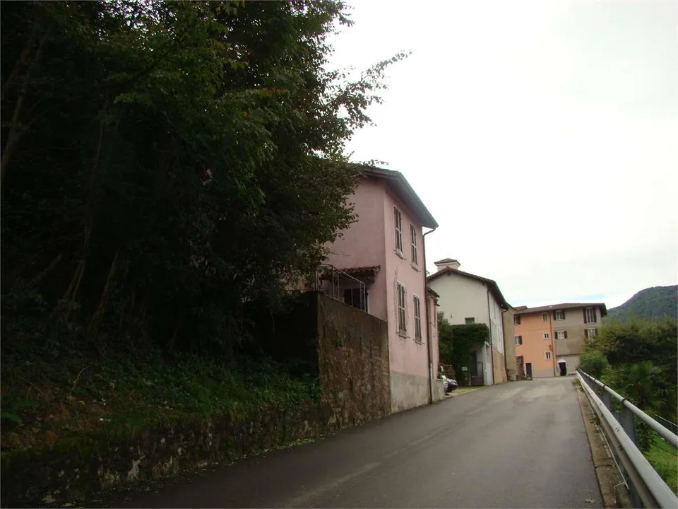 Spacious 5.5-Room House with Lake Views in Figino