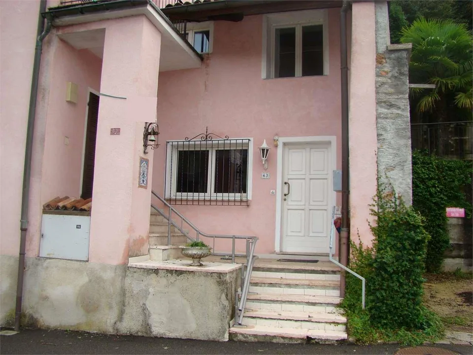 Spacious 5.5-Room House with Lake Views in Figino