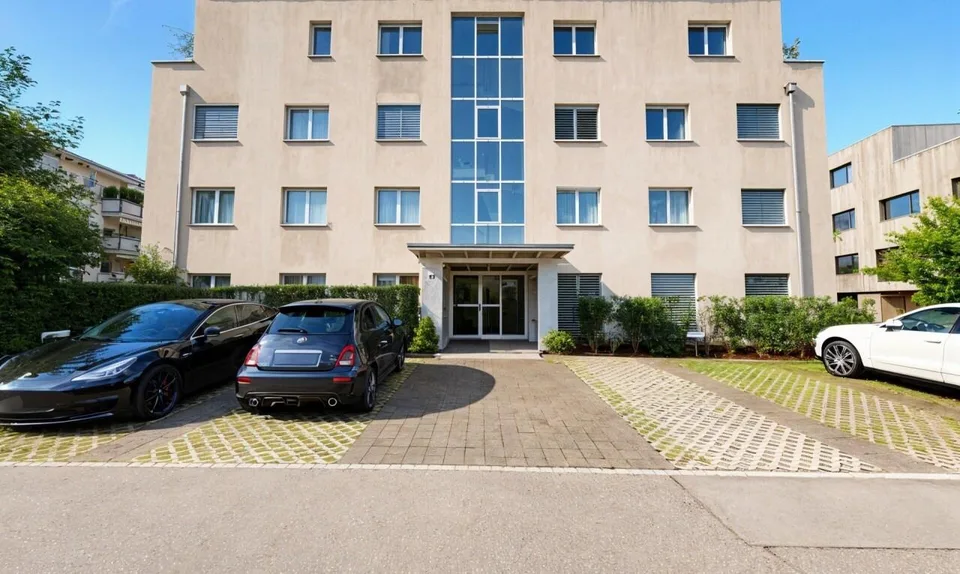 Grosszügige 4.5-Zi.-Wohnung mit Loggia an zentraler, ruhiger Lage