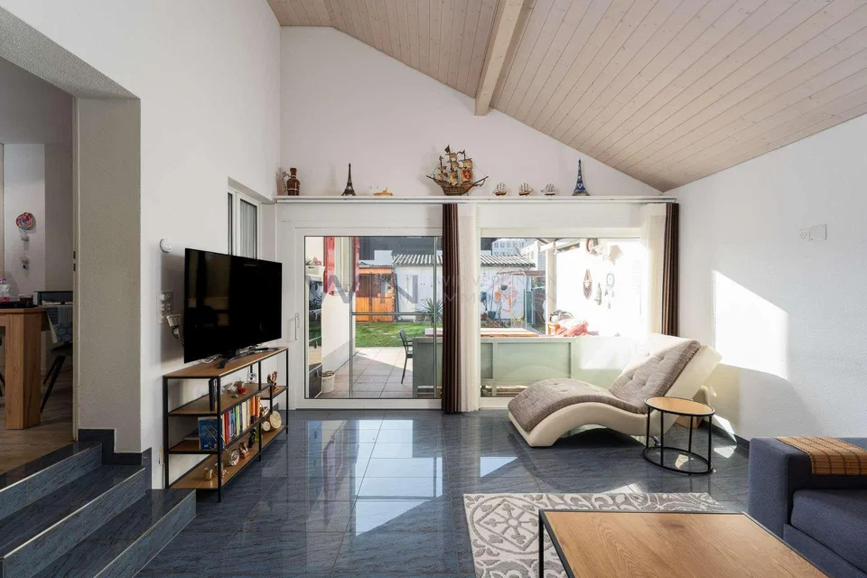 Saniert mit Charakter: Garten, Laube, Garage – Foto 8 von 13