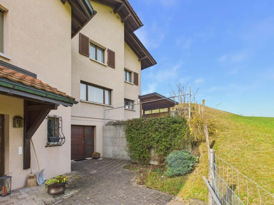 Preisreduktion! 6.5-Zimmer-Einfamilienhaus mit Doppelgarage und gro...