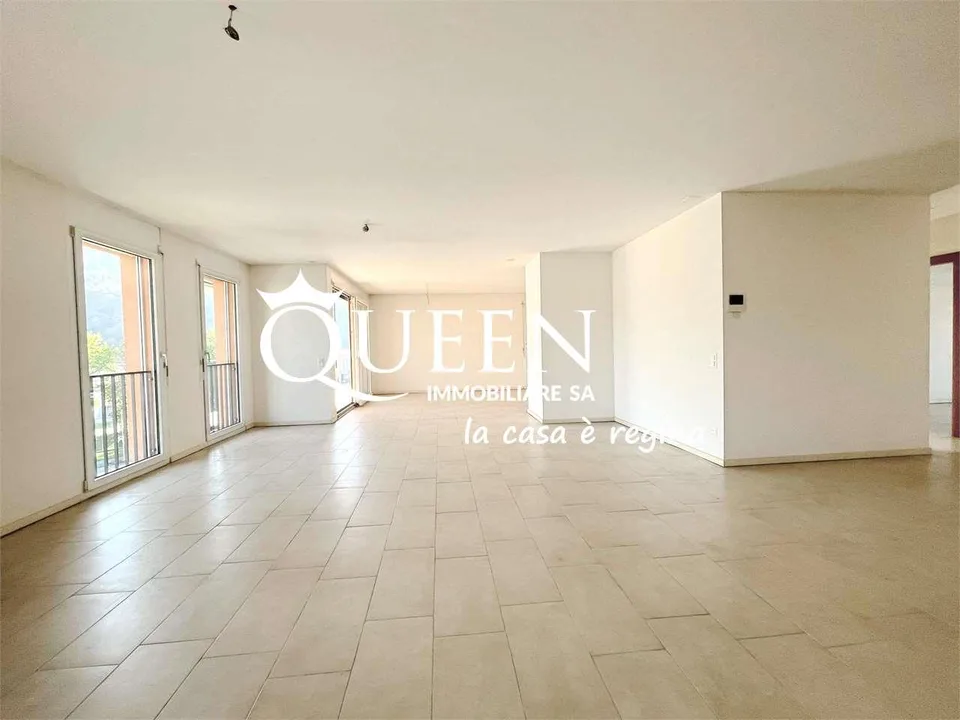Chiasso: penthouse 4.5 pièces, 140 m², balcons, vue dégagée et jardin