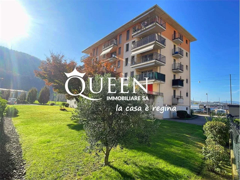 Chiasso: attico 4.5 locali, 140 mq., balconi, vista aperta  e giardino