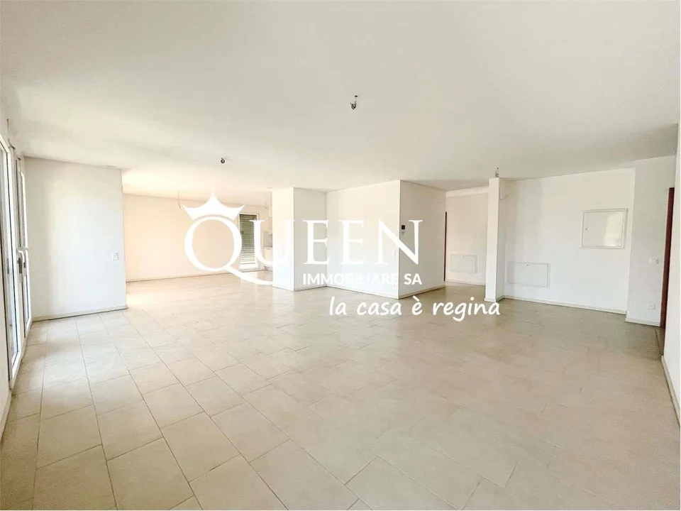 Chiasso: penthouse 4.5 pièces, 140 m², balcons, vue dégagée et jardin