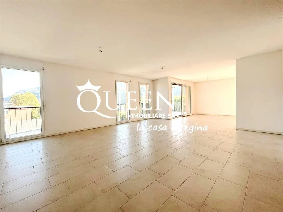 Chiasso: penthouse 4.5 pièces, 140 m², balcons, vue dégagée et jardin