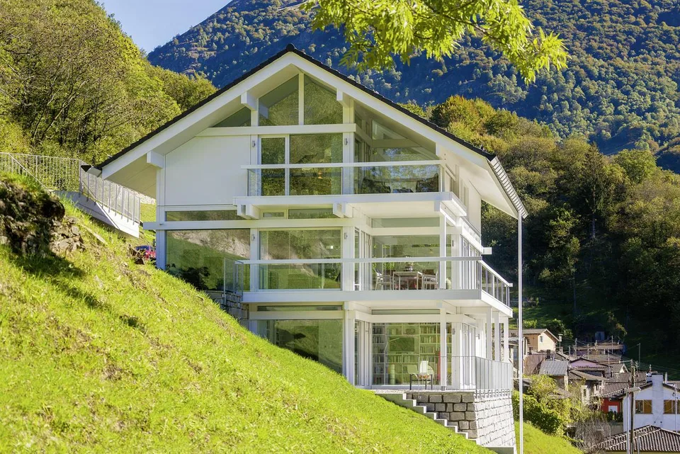 Oasi di Lusso e Design: Villa con Vista Panoramica a 360°