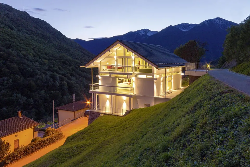 Oasi di Lusso e Design: Villa con Vista Panoramica a 360°