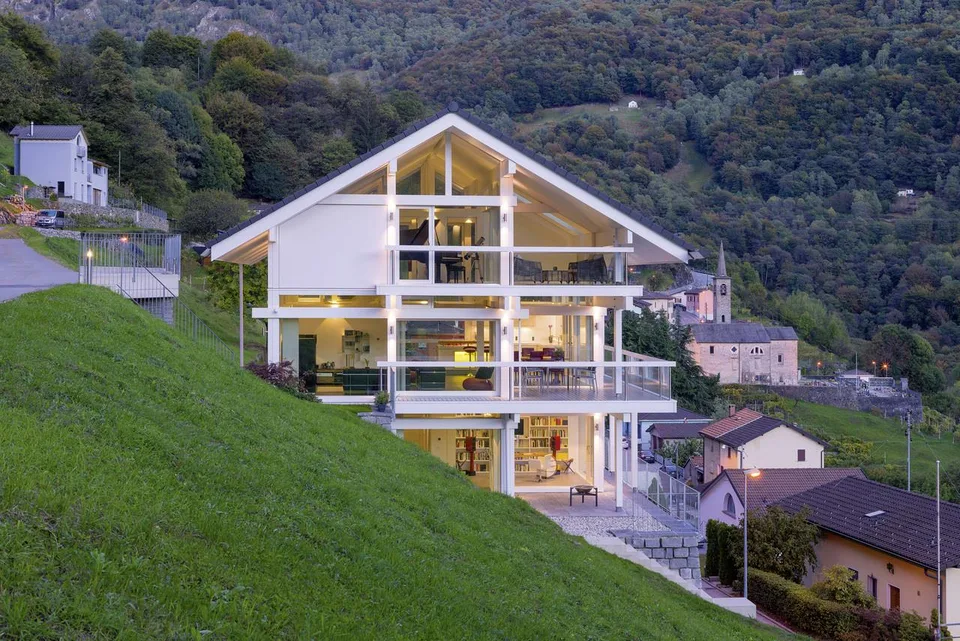 Oasi di Lusso e Design: Villa con Vista Panoramica a 360°