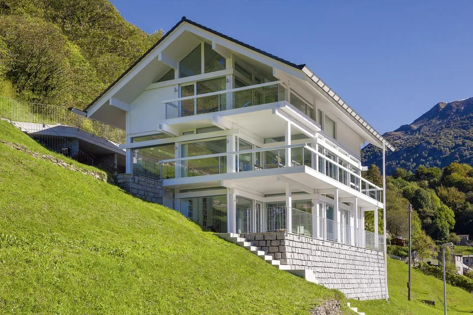 Oasi di Lusso e Design: Villa con Vista Panoramica a 360°