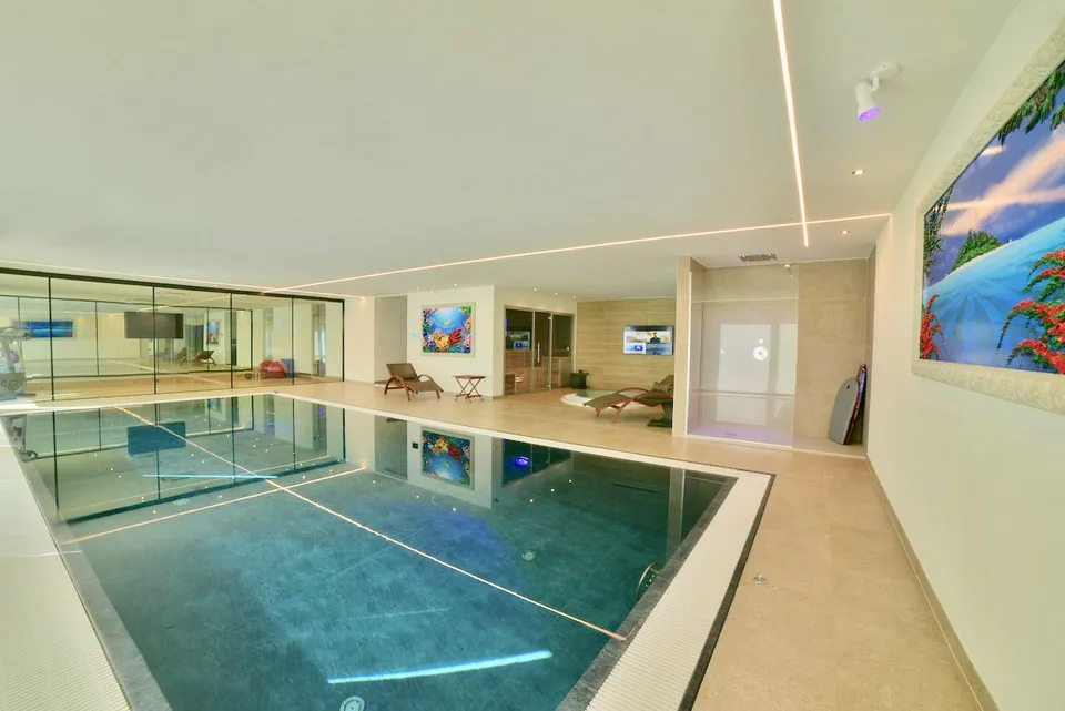 Ultra Moderna Villa di Lusso con Splendida Vista sul Lago e sul Verde