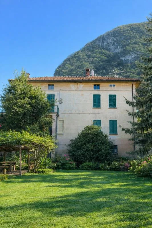 Terreno edificabile con casa con 2 appartamenti