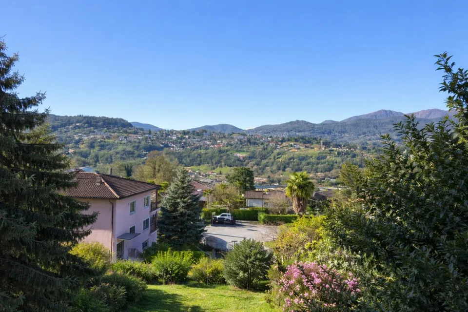 Terreno edificabile con casa con 2 appartamenti