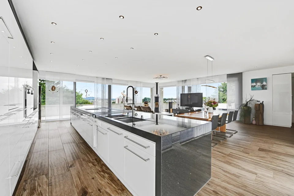 Exklusive 8.5-Zimmer-Villa mit Pool an top Lage in Gossau, per sofort!