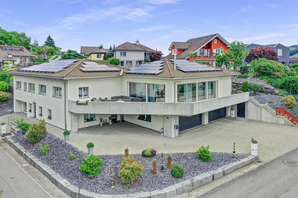 Exklusive 8.5-Zimmer-Villa mit Pool an top Lage in Gossau, per sofort!