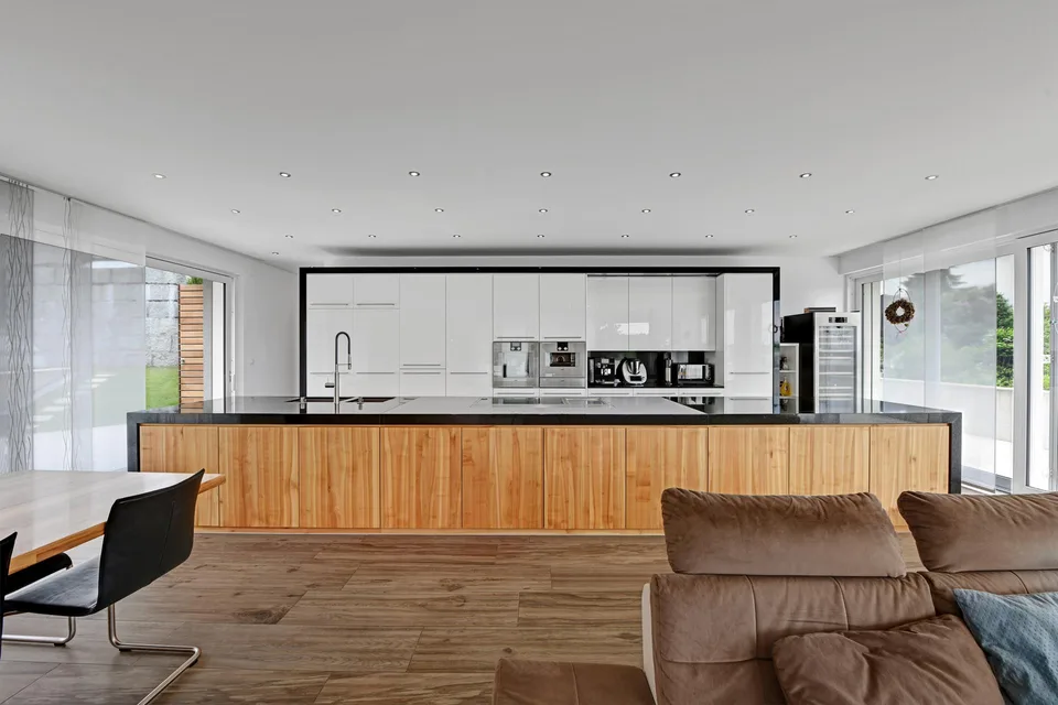 Exklusive 8.5-Zimmer-Villa mit Pool an top Lage in Gossau, per sofort!