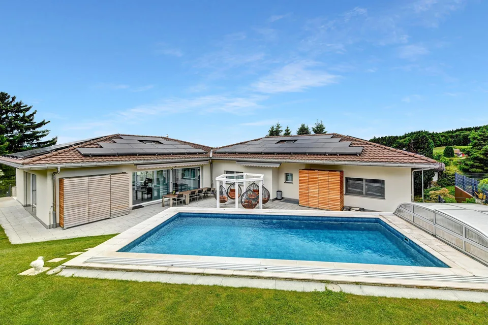 Exklusive 8.5-Zimmer-Villa mit Pool an top Lage in Gossau, per sofort!